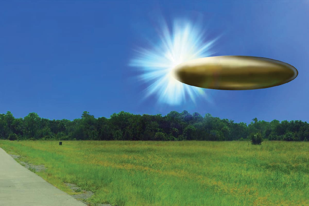 Imagen divulgada por el Departamento de Guerra de Estados Unidos de una fotografía real del lugar con una superposición gráfica generada por el Laboratorio del FBI, que ilustra informes corroborados de testigos presenciales en septiembre de 2023 sobre un aparente objeto metálico de color bronce y forma elipsoidal. EFE/ Departamento de Guerra de EEUU