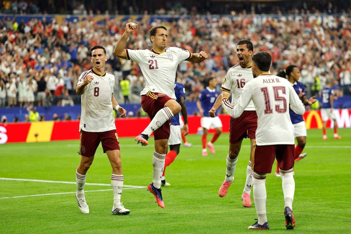 Jugadores de España celebran un gol de Mikel Oyarzabal (c) este martes, en el partido de semifinales del Mundial de la FIFA 2026 entre Francia y España en el estadio AT&T en Arlington (Estados Unidos). EFE/ Lavandeira Jr