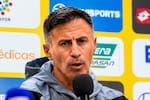 ¿Por qué Bucaramanga jugó con línea de cinco? Peirano reveló la razón tras vencer a Millonarios