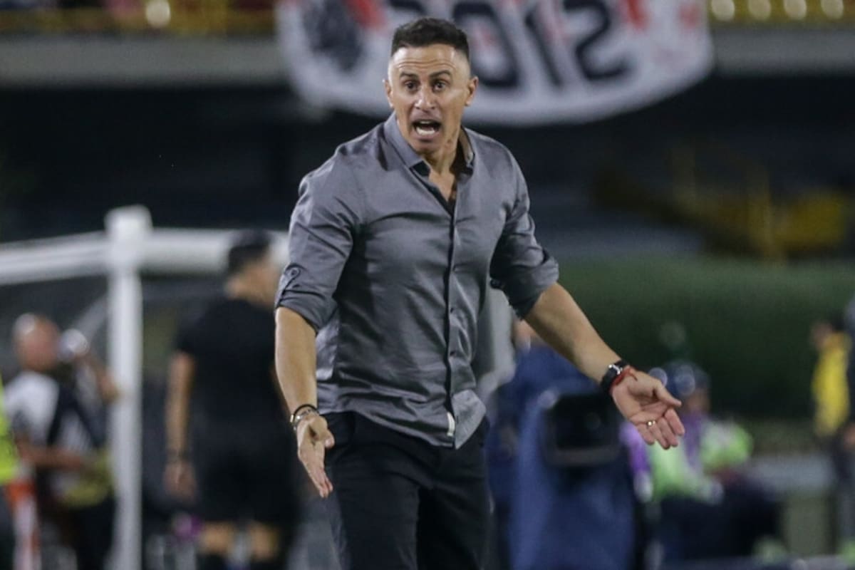 Atlético Bucaramanga tendría todo acordado para la contratación del entrenador Pablo Peirano. Foto: Colprensa.