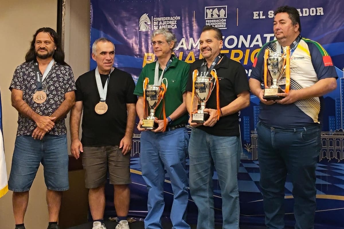 El ajedrecista santandereano Pablo Ruiz Aguilar (derecha) alcanzó el tercer lugar en el Campeonato Panamericano Senior + 50. Foto: suministrada.
