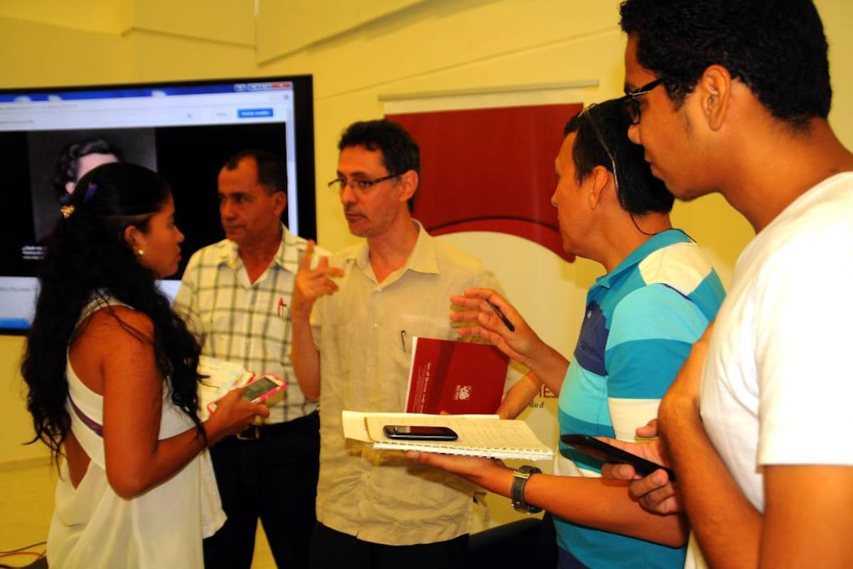 Ayer el escritor barranqueño Pablo Montoya estuvo en Expoeventos, por invitación de la Cámara de Comercio de la ciudad, que lo invitó a la segundo homenaje del programa Héroes Nuestros Líderes con Visión. Algunos estudiantes de Comunicación aprovecharon para sacarle unas palabras al escritor. (Foto: Édgar Pernett/VANGUARDIA LIBERAL)