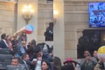 Entre balones y piñas coladas: la protesta del Pacto Histórico en medio de moción contra Jaime Andrés Beltrán