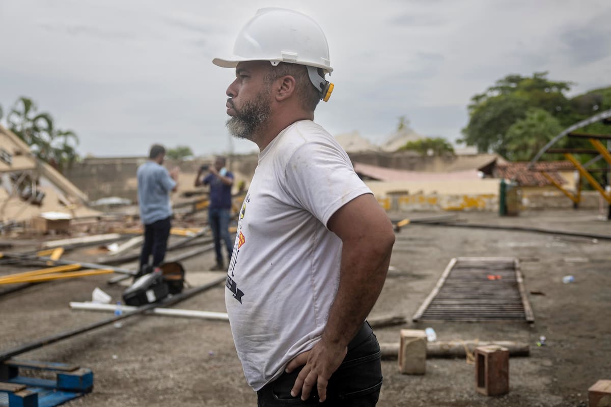 AME7137. CARABALLEDA (VENEZUELA), 03/07/2026.- Francisco Bastardo padre de Fabio, el menor de nueve años que se encuentra atrapado entre los escombros de un edificio que colapsó por los terremotos en Venezuela, afirma que aún no pierde las esperanzas y que siente que su hijo sigue con vida, este viernes en Caraballeda, La Guaira (Venezuela). EFE/ Miguel Gutiérrez
