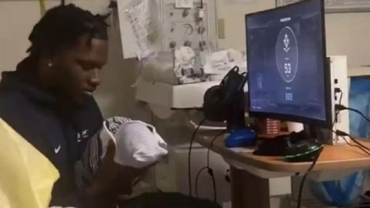 Este hombre se volvió viral por jugar Xbox con un monitor y auriculares mientras su hija daba a luz.