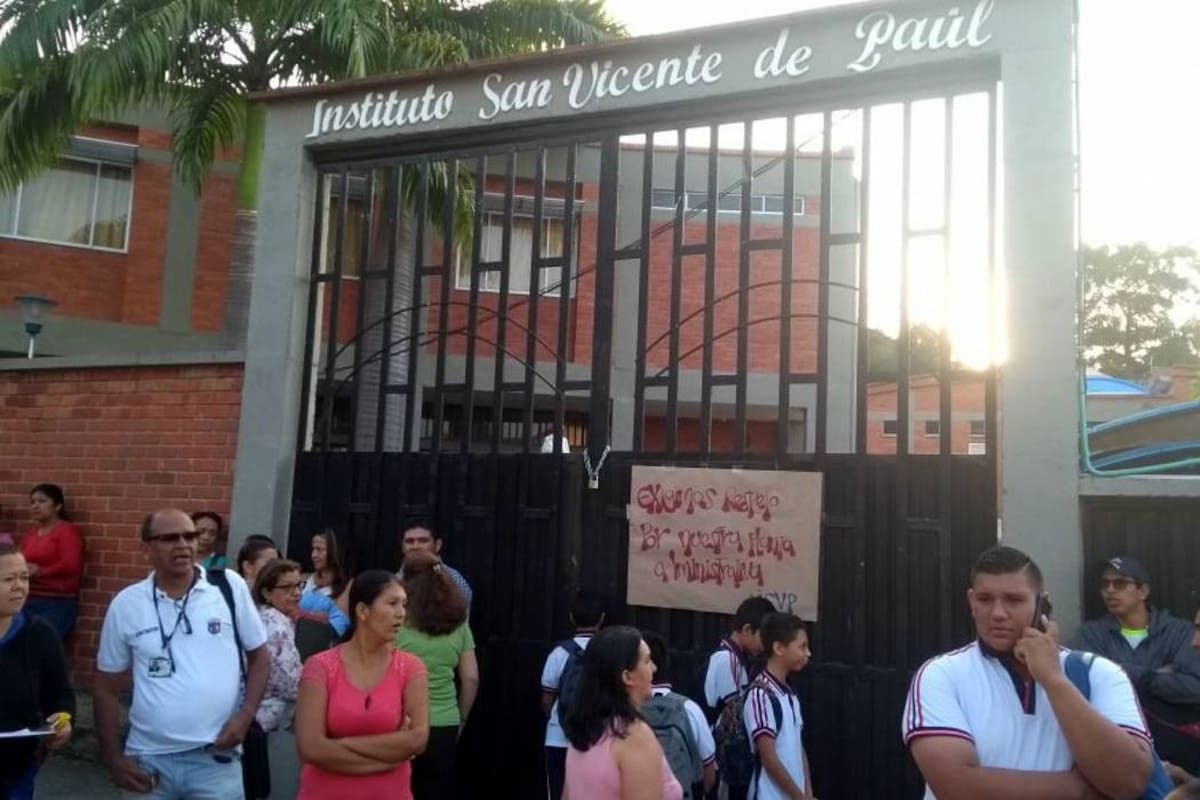 Docentes y padres de familia le enviaron un documento a la Gobernación de Santander, exigiendo una explicación a esta medida. (Foto: Ana Rojas / VANGUARDIA LIBERAL)