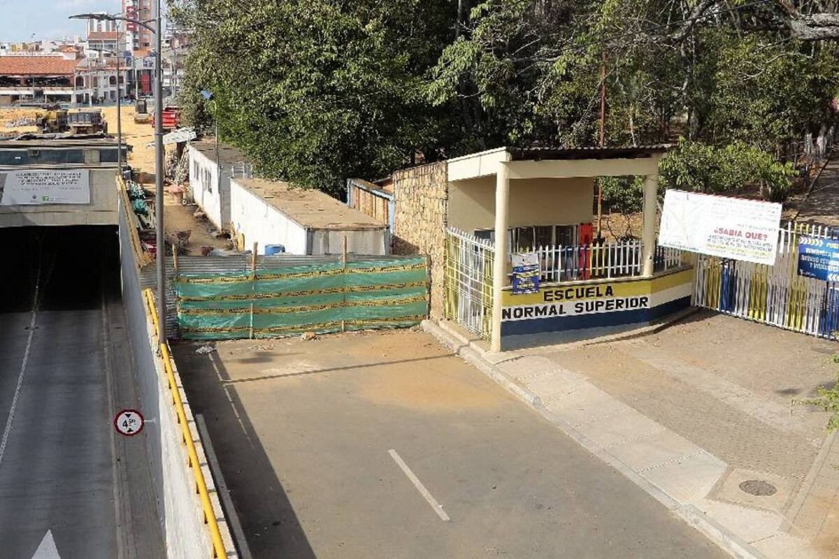 Parte de la fachada de la Escuela Normal Superior y parte del bosque resultarán afectados con la obra del Mesón. (Foto: Archivo / VANGUARDIA LIBERAL)