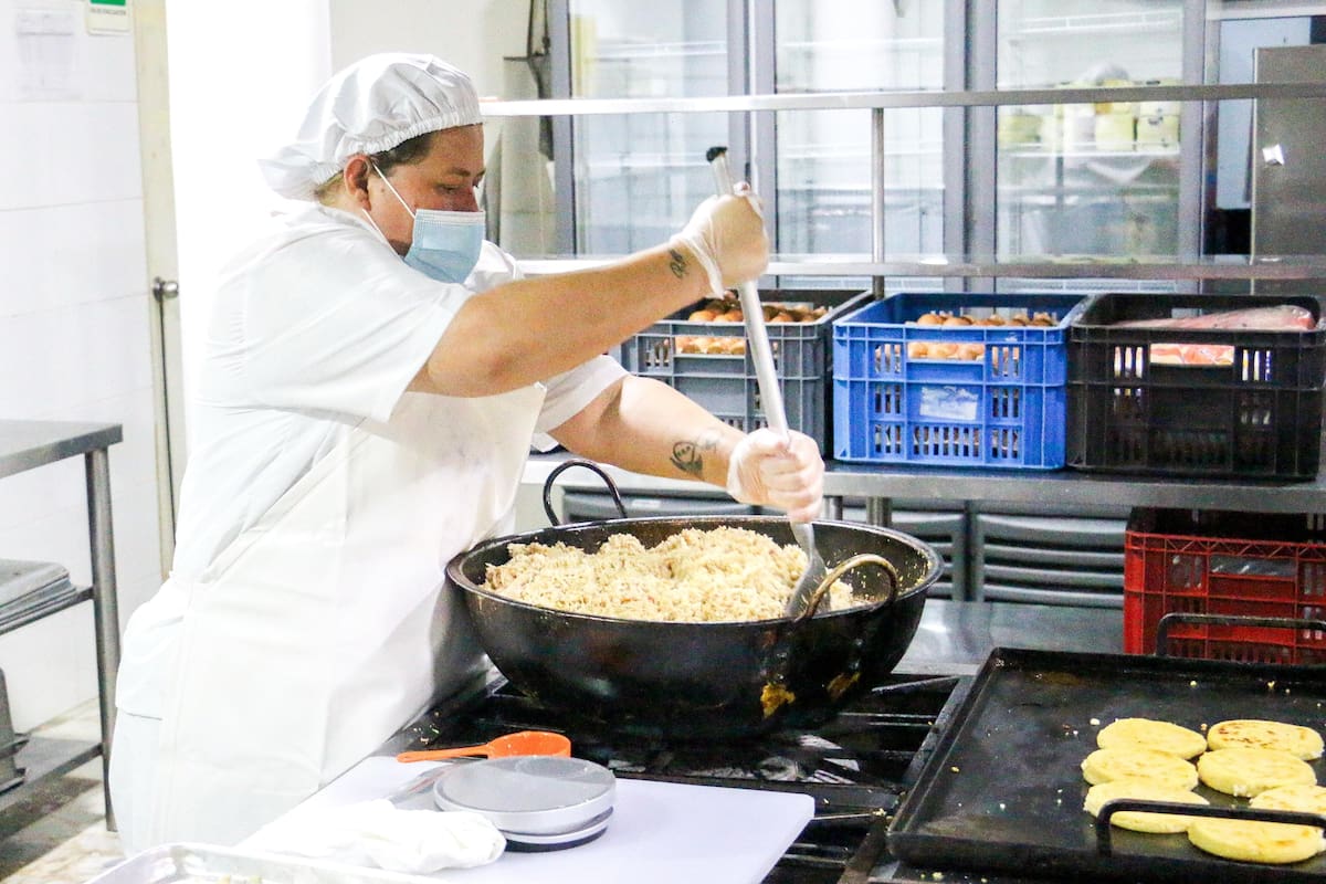 Comida caliente para niños de Floridablanca.