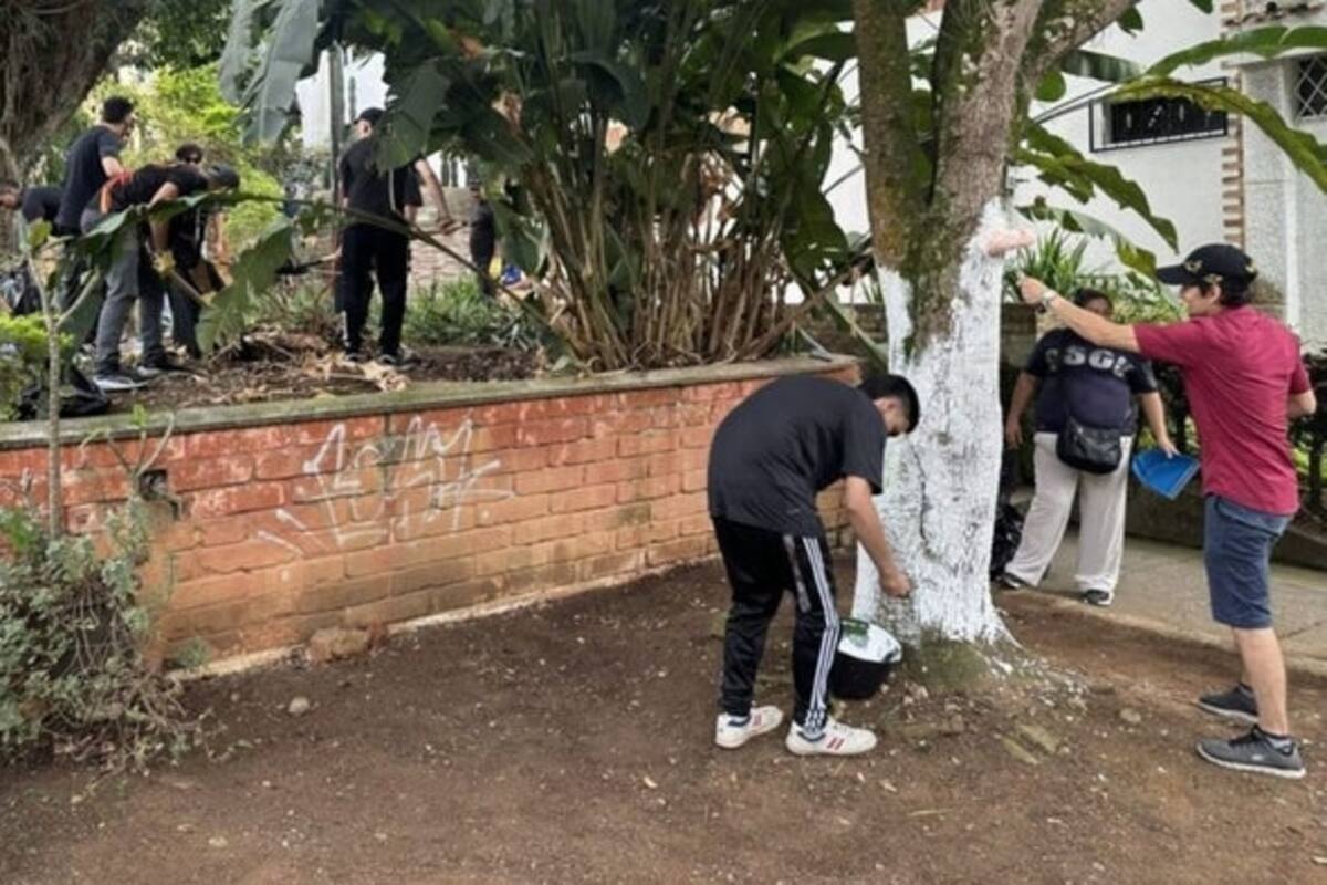 Ciudadanos sancionados con comparendos tipo 1 y tipo 2 participan en jornadas de limpieza y recuperación de espacios públicos en Bucaramanga como alternativa al pago de sus multas, que oscilan entre $233.452 y $466.904.