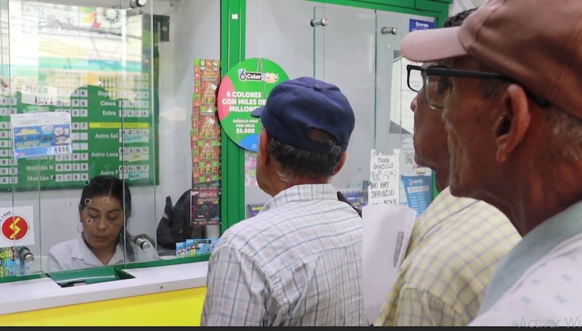 Adultos mayores en Barrancabermeja reclaman el subsidio del programa Colombia Mayor en los puntos autorizados de Apuestas La Perla, donde ya no aplica la medida de pico y cédula.
Suministrada/Vanguardia