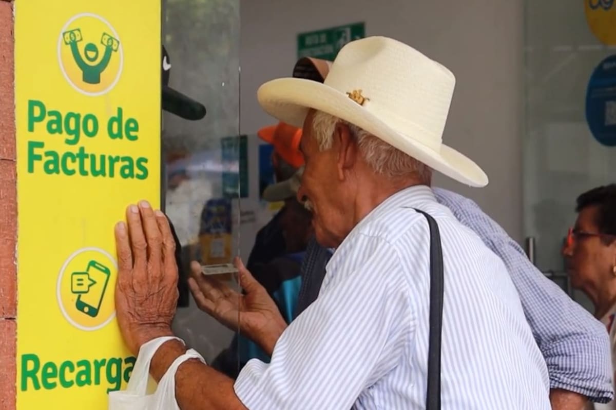 Adultos mayores en Barrancabermeja reclaman el subsidio del programa Colombia Mayor en los puntos autorizados de Apuestas La Perla, donde ya no aplica la medida de pico y cédula.
Suministrada/Vanguardia