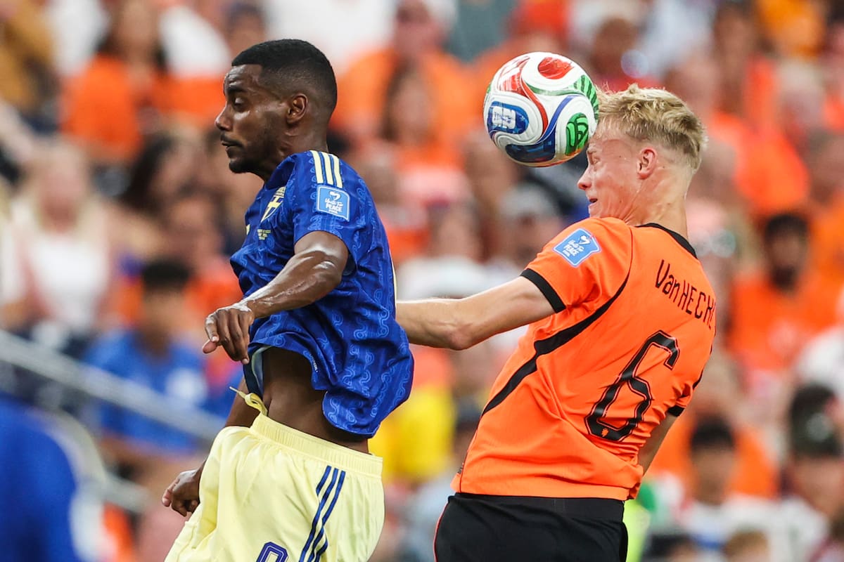 HOUSTON (EE UU), 20/06/2026.- El delantero de Suecia Alexander Isak (i) disputa el balón ante del defensa de Países Bajos Jean Paul Van Hecke (d) durante el partido Países Bajos - Suecia del Mundial 2026 disputado este sábado en Houston.- EFE/Carlos Ramírez