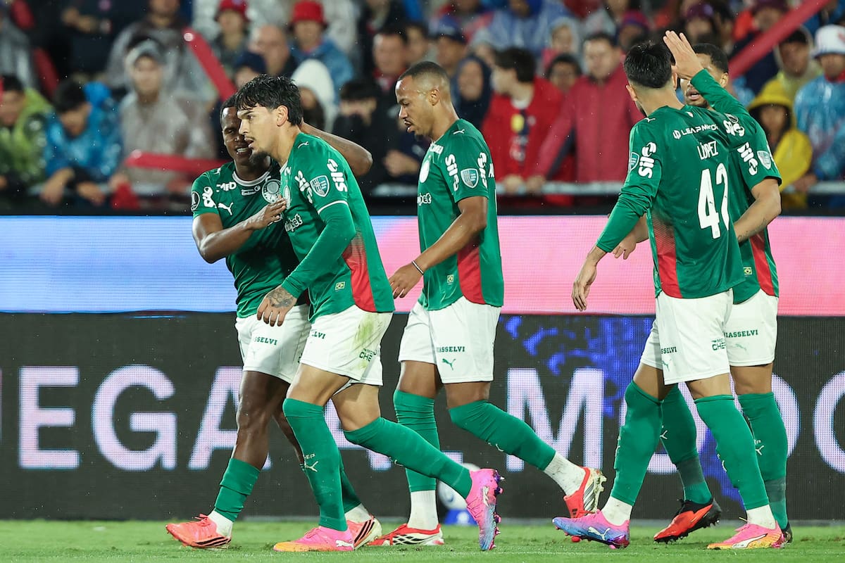 Jhon Arias asistió (1-i) a Gustavo Gómez (2-i), de Palmeiras, autor del gol ante Cerro Porteño en el estadio La Nueva Olla de Asunción. //Foto, EFE: Juan Pablo Pino