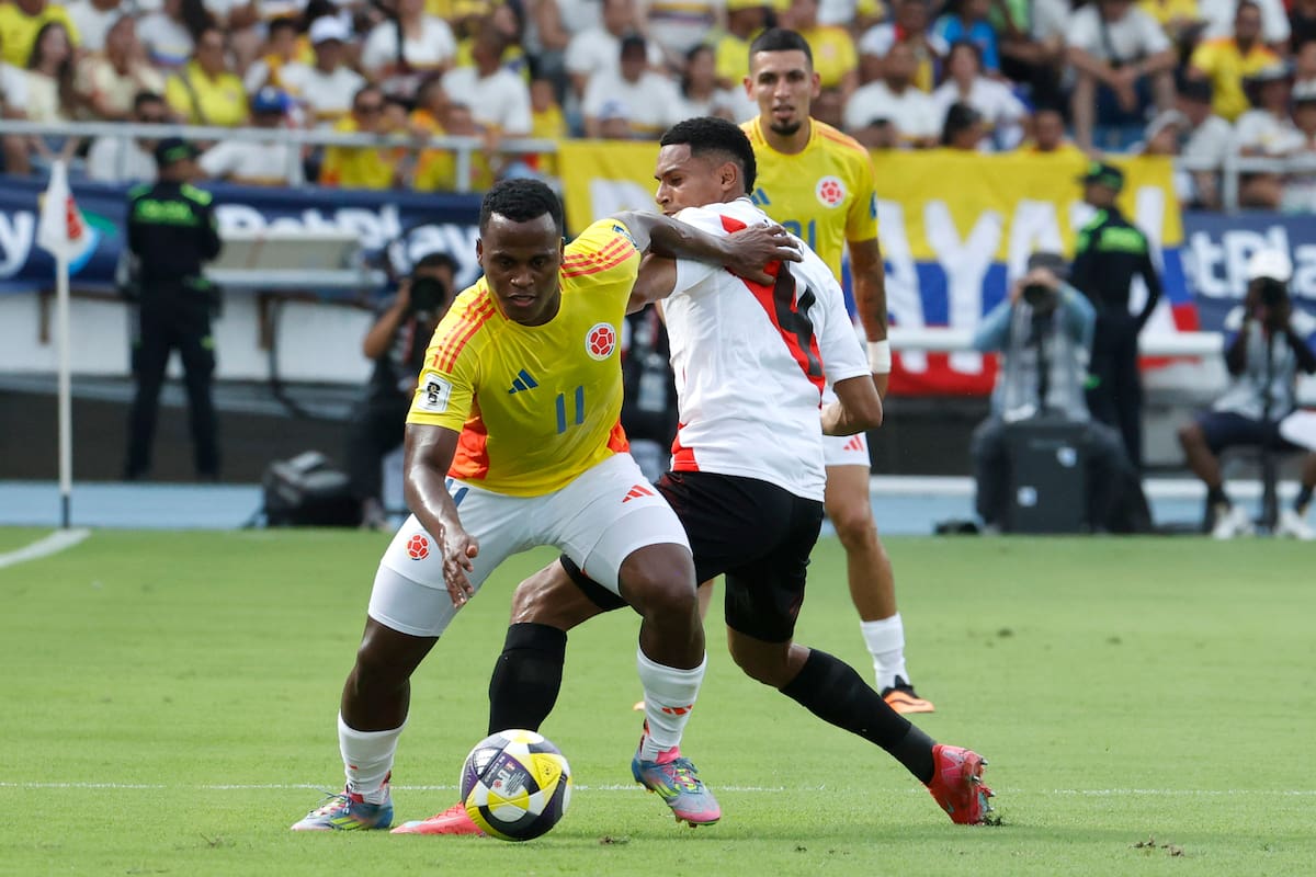 AME3983. BOGOTÁ (COLOMBIA), 06/02/2026.- Fotografía de archivo del 6 de junio de 2025 que muestra al jugador colombiano Jhon Arias (i) en un partido por las eliminatorias sudamericanas para el Mundial 2026 entre las selecciones de Colombia y Perú en el estadio Metropolitano en Barranquilla (Colombia). Palmeiras llegó a un acuerdo con el Wolverhampton inglés para fichar a Arias, según confirmó a EFE una fuente próxima a la negociación. EFE/Mauricio Dueñas Castañeda/ARCHIVO
