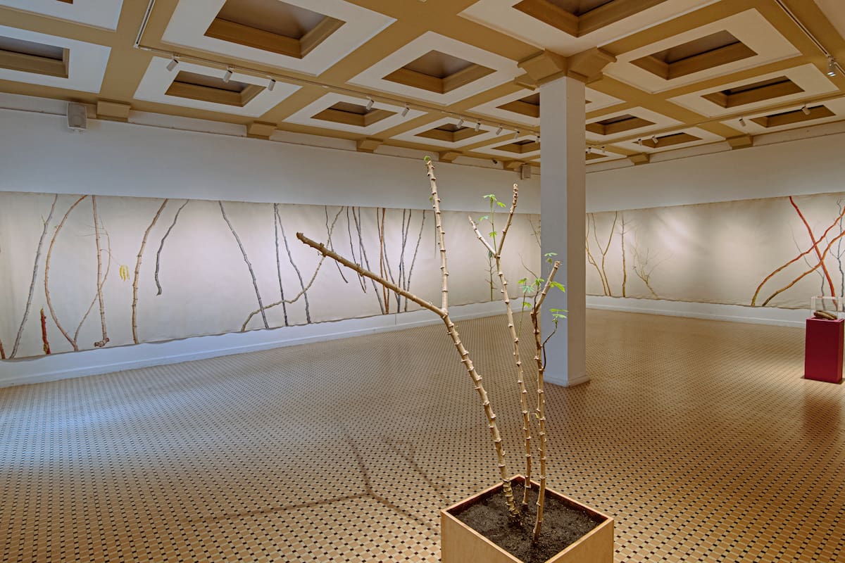 Con una obra de 21 metros y elementos vivos dentro de la sala, el artista José Germán Toloza Hernández invita a recorrer un universo simbólico inspirado en la vida campesina. Foto: Mauricio Olaya