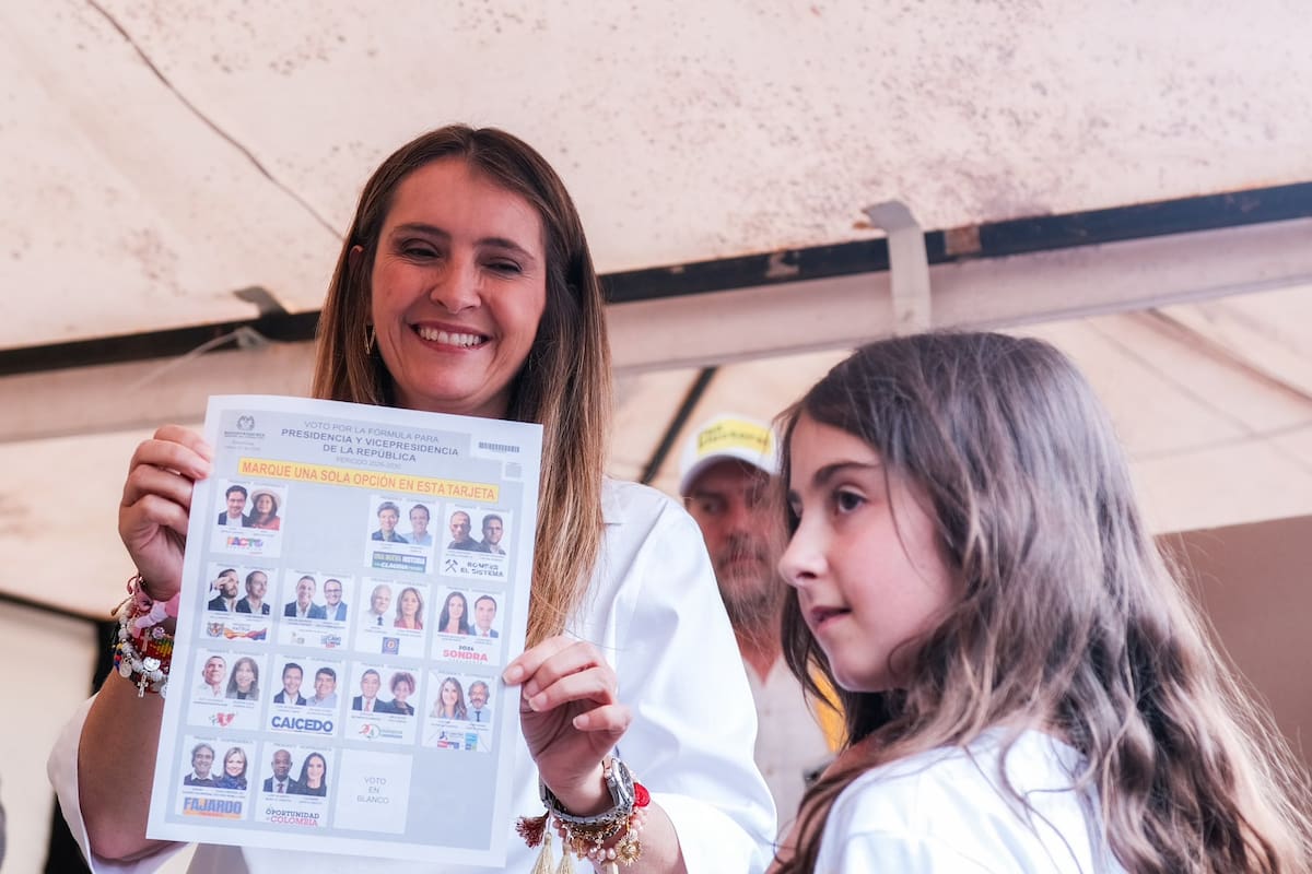 Paloma Valencia vota en Bogotá con la esperanza de ser la primera presidenta de Colombia.
