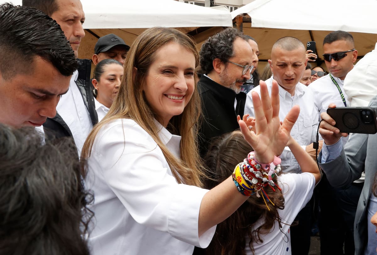 La candidata presidencial, la senadora uribista del partido de derecha Centro Democrático, Paloma Valencia, saluda a sus seguidores después de votar este domingo en Bogotá (Colombia). Valencia votó en el norte de Bogotá con la aspiración de avanzar a la segunda vuelta de las elecciones y convertirse en la primera mujer en llegar a la Presidencia de Colombia. EFE/ Mauricio Dueñas Castañeda