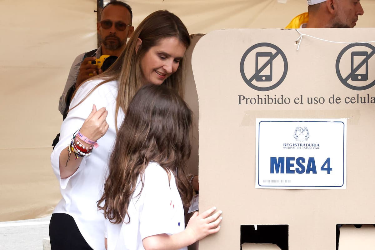 La candidata presidencial, la senadora uribista del partido de derecha Centro Democrático, Paloma Valencia, vota este domingo en Bogotá (Colombia). Valencia votó en el norte de Bogotá con la aspiración de avanzar a la segunda vuelta de las elecciones y convertirse en la primera mujer en llegar a la Presidencia de Colombia. EFE/ Mauricio Dueñas Castañeda