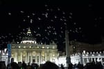 ¿Señal divina? Palomas blancas sobrevolaron el Vaticano tras la muerte del papa Francisco