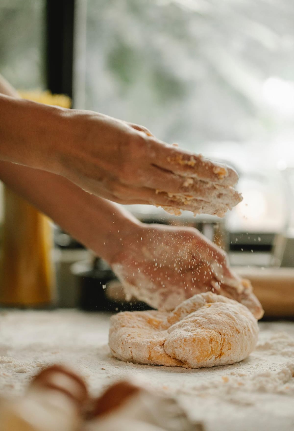 Aunque el pan de masa madre puede ser más fácil de digerir para algunas personas, no es apto para quienes padecen enfermedad celíaca si contiene gluten.