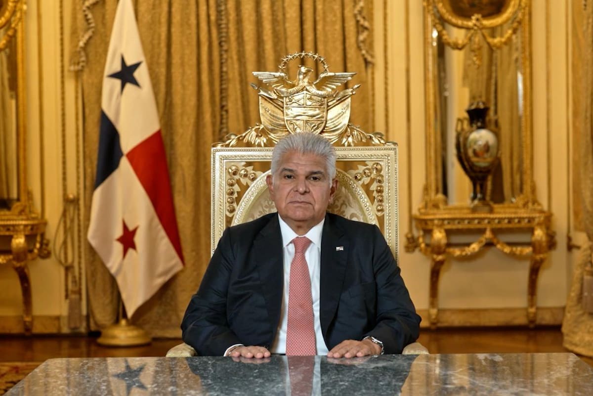 José Raúl Mulino, durante un comunicado oficial en Ciudad de Panamá (Panamá). Mulino anunció un nuevo proceso de concesión de dos puertos en torno al Canal interoceánico operados hasta ahora por una filial del conglomerado hongkonés CK Hutchison, epicentro de las amenazas de EE.UU. de retomar la vía acuática y cuyo contrato con el Estado panameño fue declarado anoche inconstitucional por la Corte Suprema de Justicia. EFE/ Presidencia de Panamá