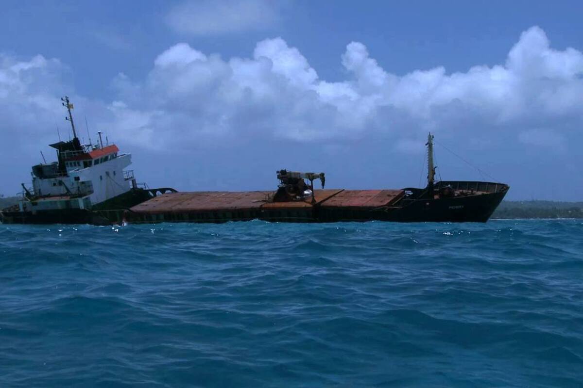 El barco Memory lleva encallado en la isla más de 20 días y las afectaciones ambientales pueden llegar a ser graves. (Foto: Colprensa / VANGUARDIA LIBERAL)