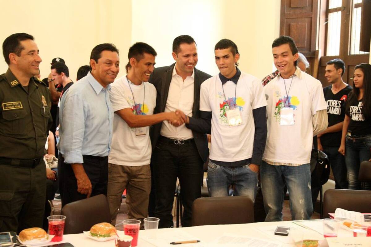 Pandilleros de Bucaramanga firman acta de paz y se dan la mano (Foto: Foto: Laura Herrera / VANGUARDIA LIBERAL)