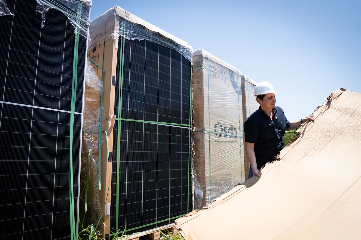 Los 1.524 paneles solares ya llegaron al predio donde se construye la granja El Tiburón, en la entrada a Barrancabermeja. La Alcaldía prevé terminar la obra antes de finalizar 2026.
Sumninistrada/Vanguardia