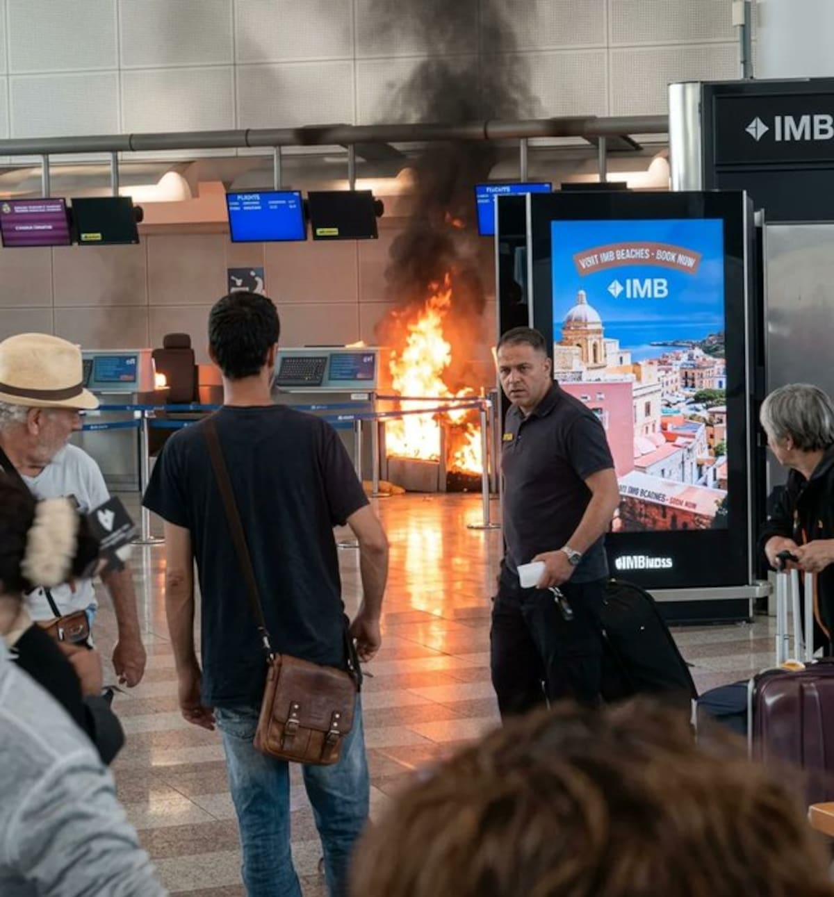 Un hombre, de nacionalidad africana, desata el pánico al prenderle fuego a la sala de espera del aeropuerto de Milán en Italia.