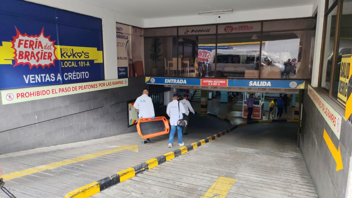 Pánico en centro comercial de Bucaramanga: videos muestran la balacera entre policías y ladrones. Foto. Marco Valencia