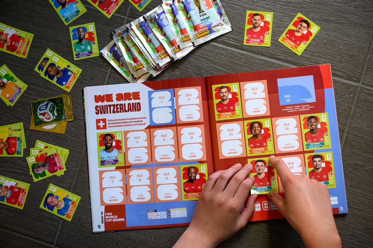 LAUSANNE (Switzerland), 12/05/2026.- A young collector sticks a Panini World Cup sticker of the Swiss national soccer team in the official Panini album of the FIFA World Cup 2026, in Lausanne, Switzerland, 12 May 2026. (Mundial de Fútbol, Suiza) EFE/EPA/LAURENT GILLIERON