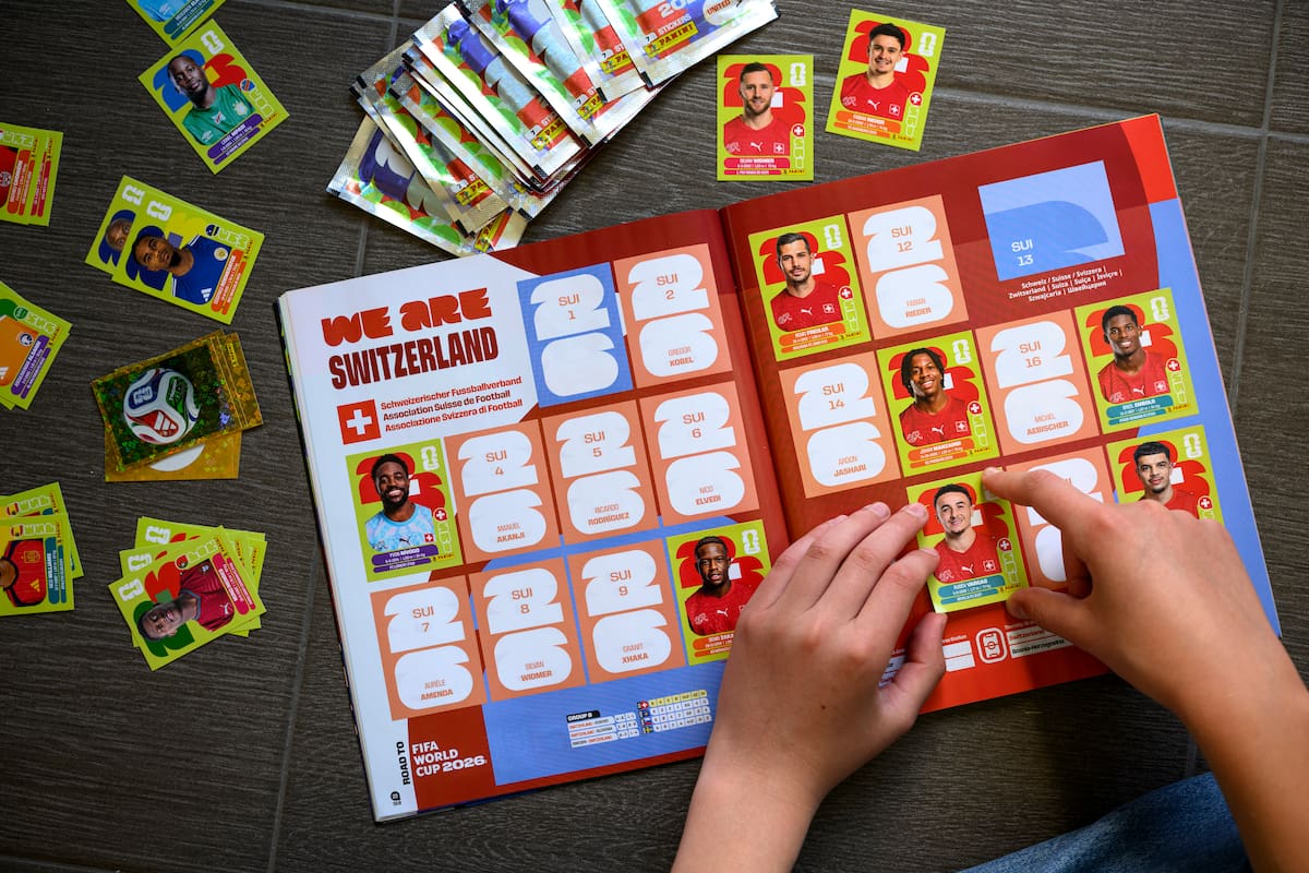 LAUSANNE (Switzerland), 12/05/2026.- A young collector sticks a Panini World Cup sticker of Switzerland's national soccer team in the official Panini album of the FIFA World Cup 2026, in Lausanne, Switzerland, 12 May 2026. (Mundial de Fútbol, Suiza) EFE/EPA/LAURENT GILLIERON