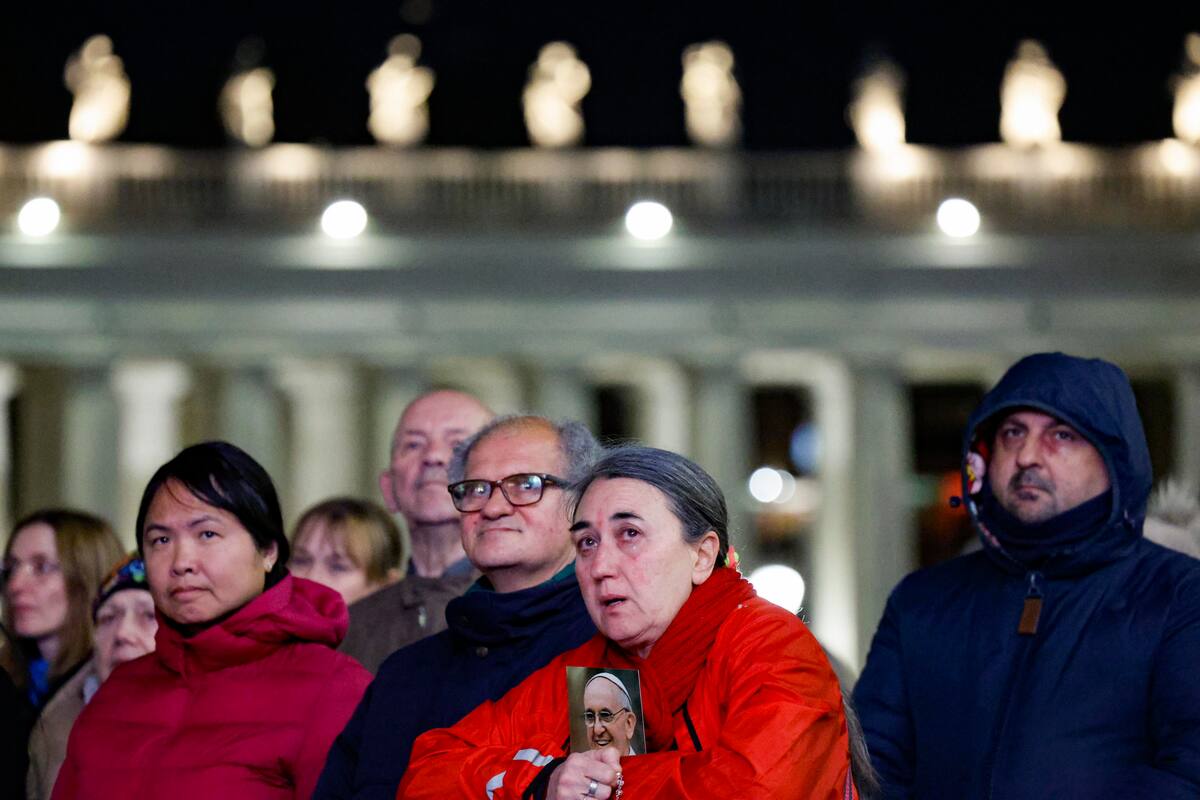 El Papa ya no requiere ventilación mecánica nocturna y supera la infección. EFE / VANGUARDIA