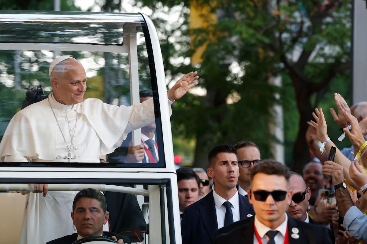 El papa León XIV saluda a los fieles en su recorrido con el papamóvil antes de presidir una Vigilia de Oración con jóvenes en la madrileña Plaza de Lima, este sábado, primero de los seis días que componen su visita oficial a España. EFE/J.J. Guillén