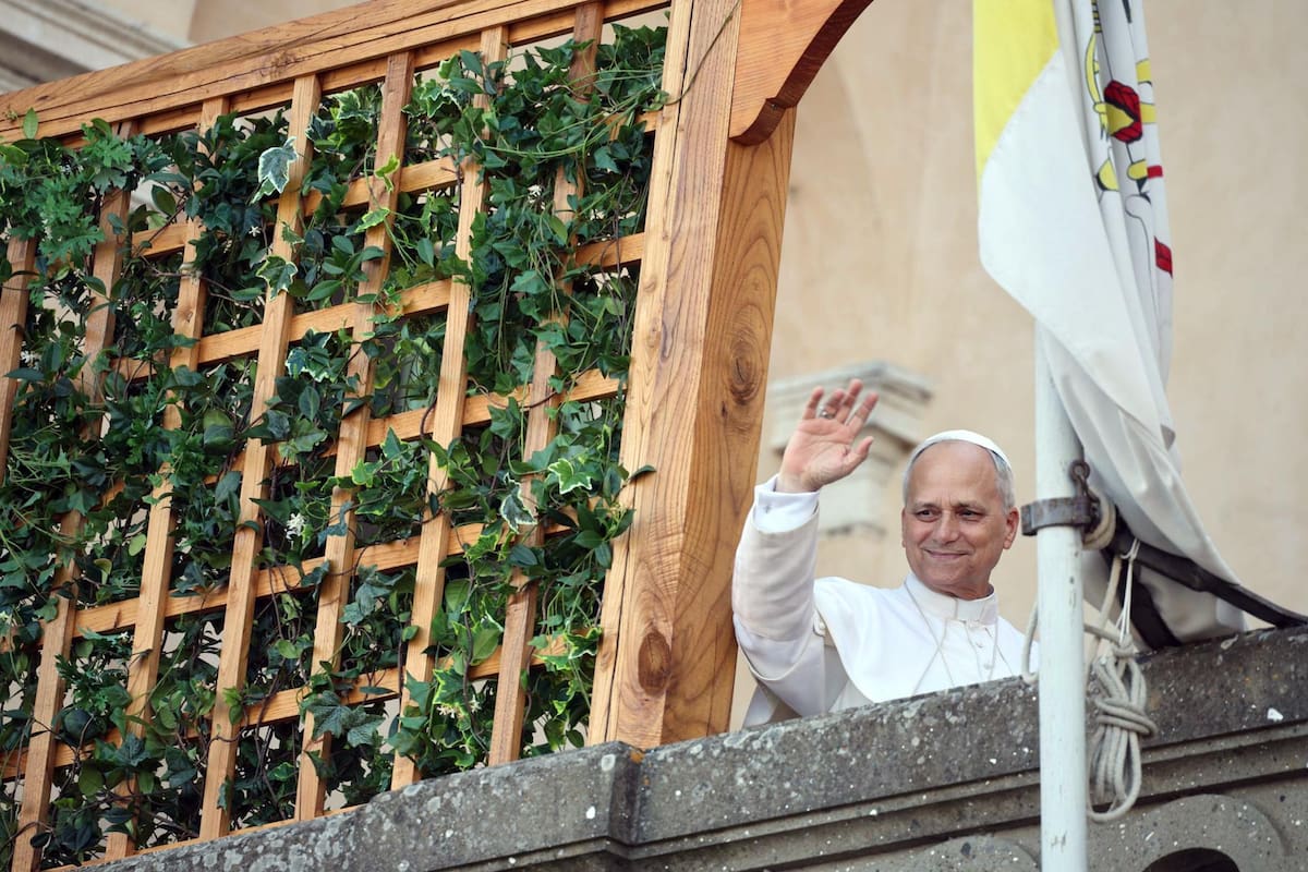 El Papa León XIV saluda a su llegada a Castel Gandolfo para pasar dos semanas de reposo estival, retomando una tradición interrumpida durante el pontificado de su predecesor, el papa Francisco. | Foto EFE