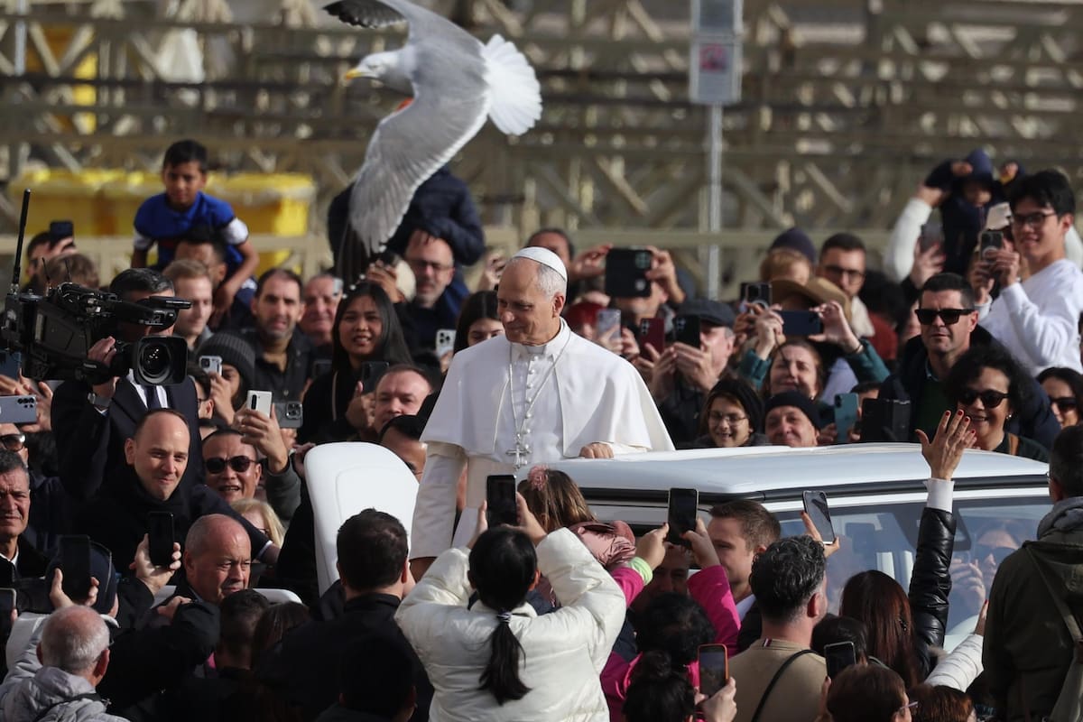 El papa León XIV saluda a los asistentes a la Audiencia del Jubileo en la plaza de San Pedro, en el Vaticano. // Foto: MASSIMO PERCOSSI - EFE.