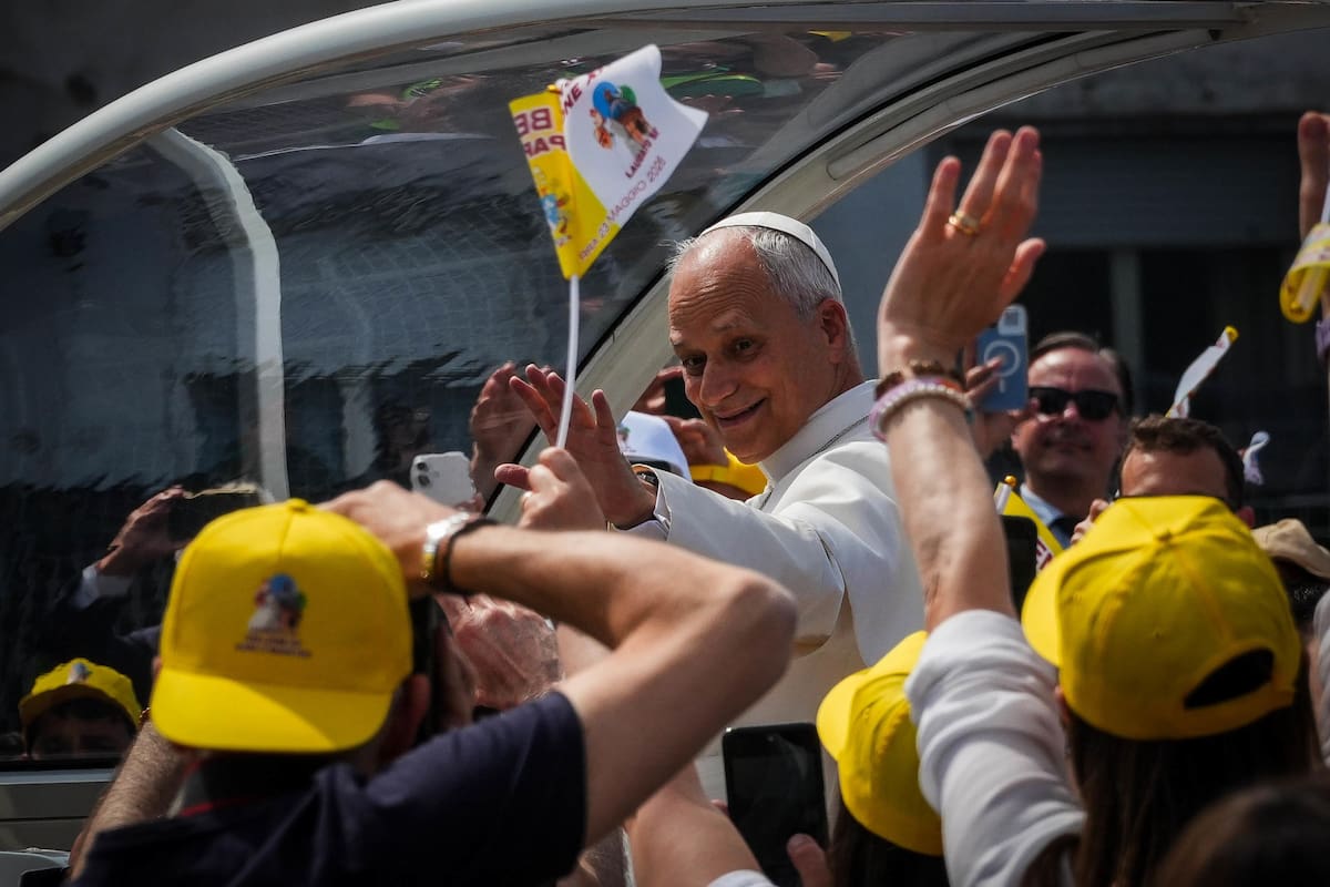 León XIV retoma ahora el deseo de Bergoglio y suma a su recorrido por España, además del archipiélago canario, Madrid y Barcelona. EFE/EPA/CESARE ABBATE