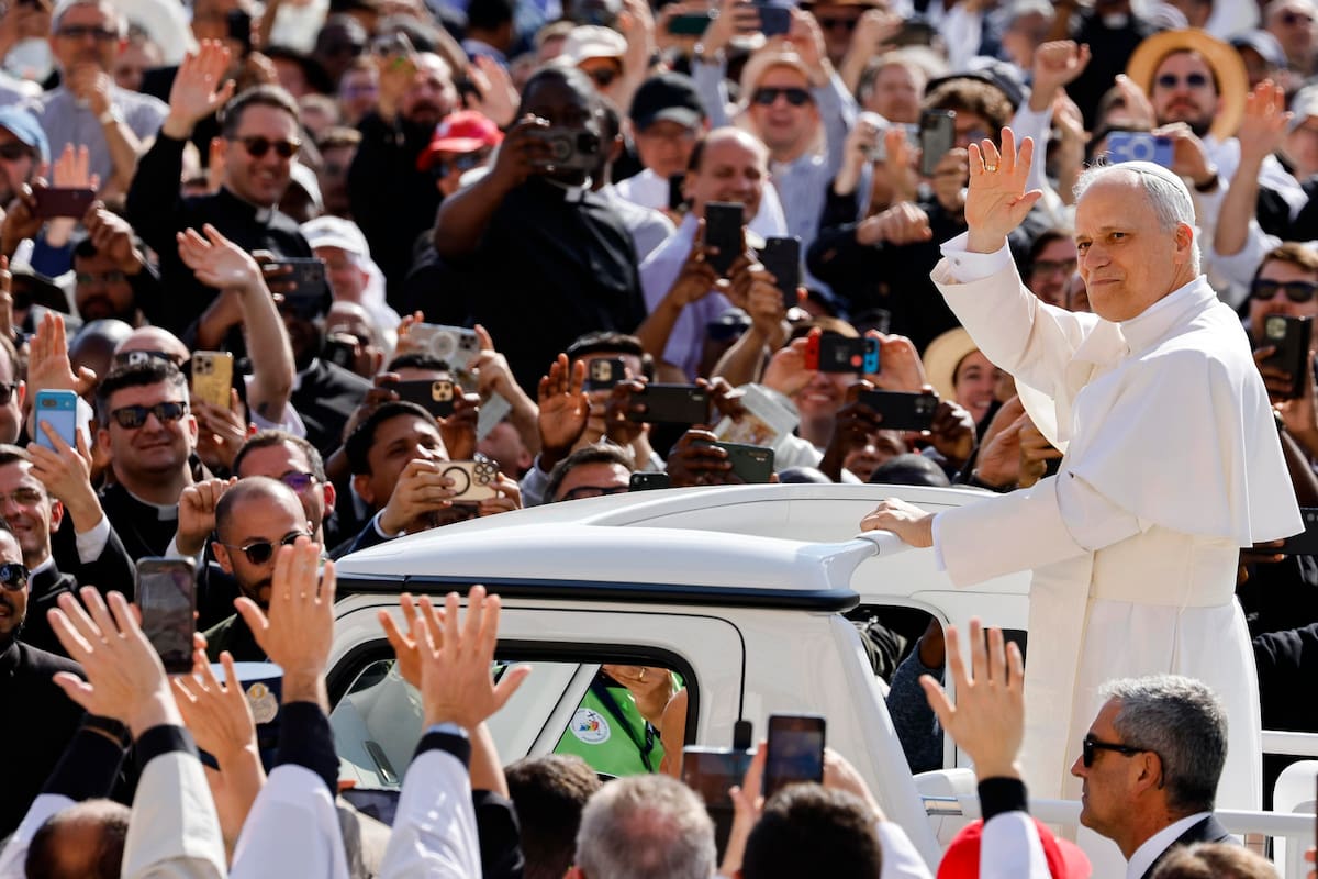 El Papa León XIV saluda a los fieles a su llegada en el papamóvil a la Plaza de San Pedro, Ciudad del Vaticano, el 18 de mayo de 2025. | Foto: EFE