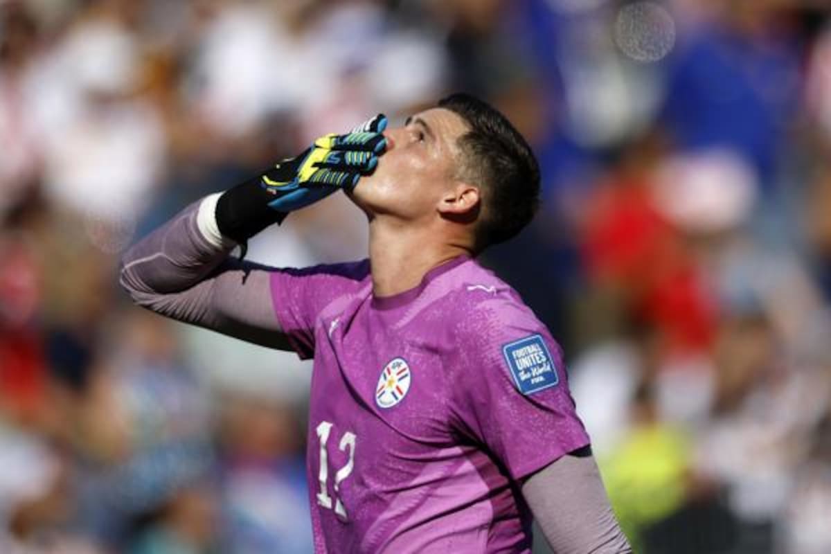 El arquero paraguayo Orlando Gill celebra tras eliminar a Alemania por penales en Boston. Sus dos atajadas en la tanda lo convirtieron en el héroe de la Albirroja. Foto: EFE