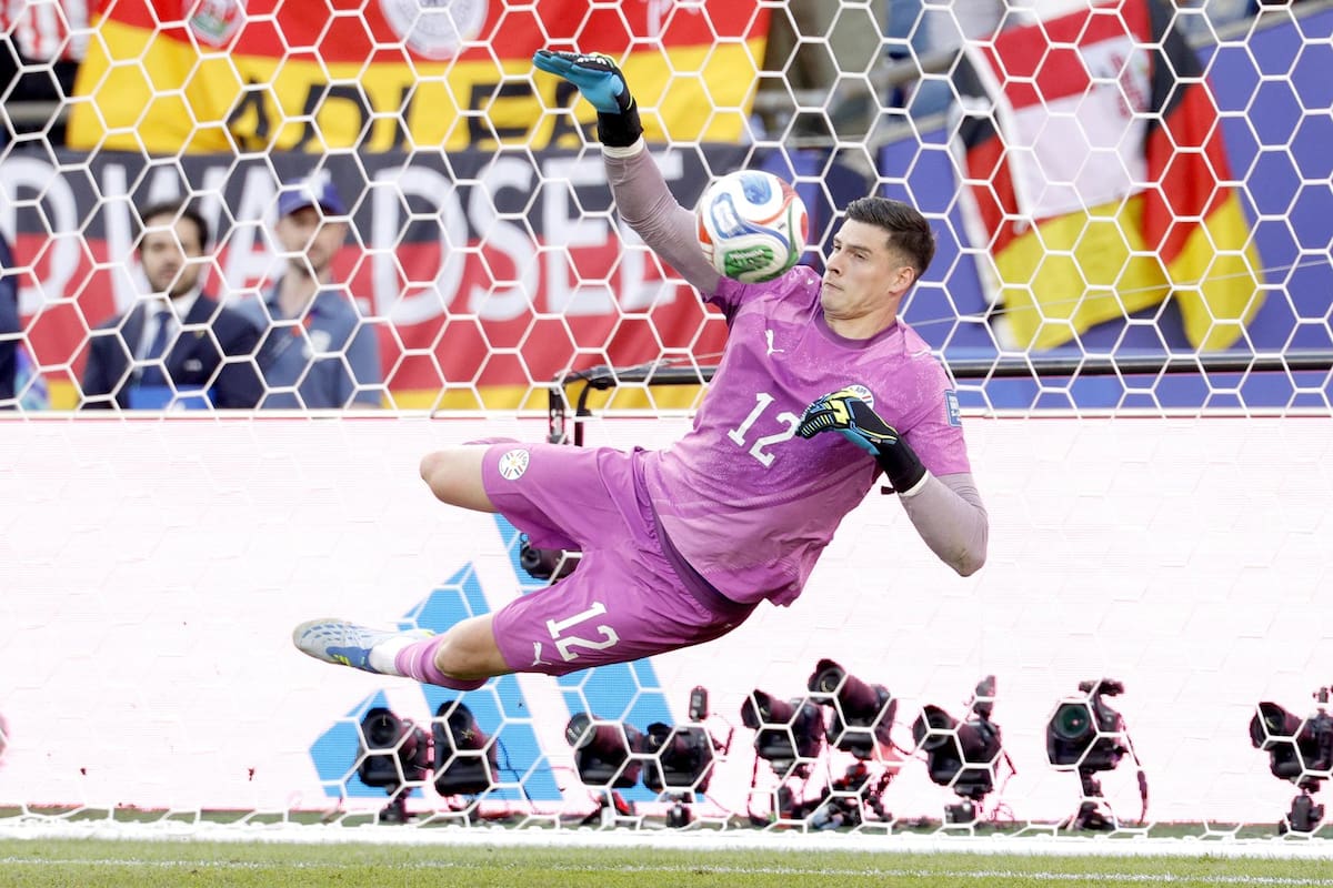 Orlando Gill se lanza para contener uno de los penales en la definición ante Alemania, atajada que selló la histórica clasificación de Paraguay a los octavos del Mundial 2026. Foto: EFE