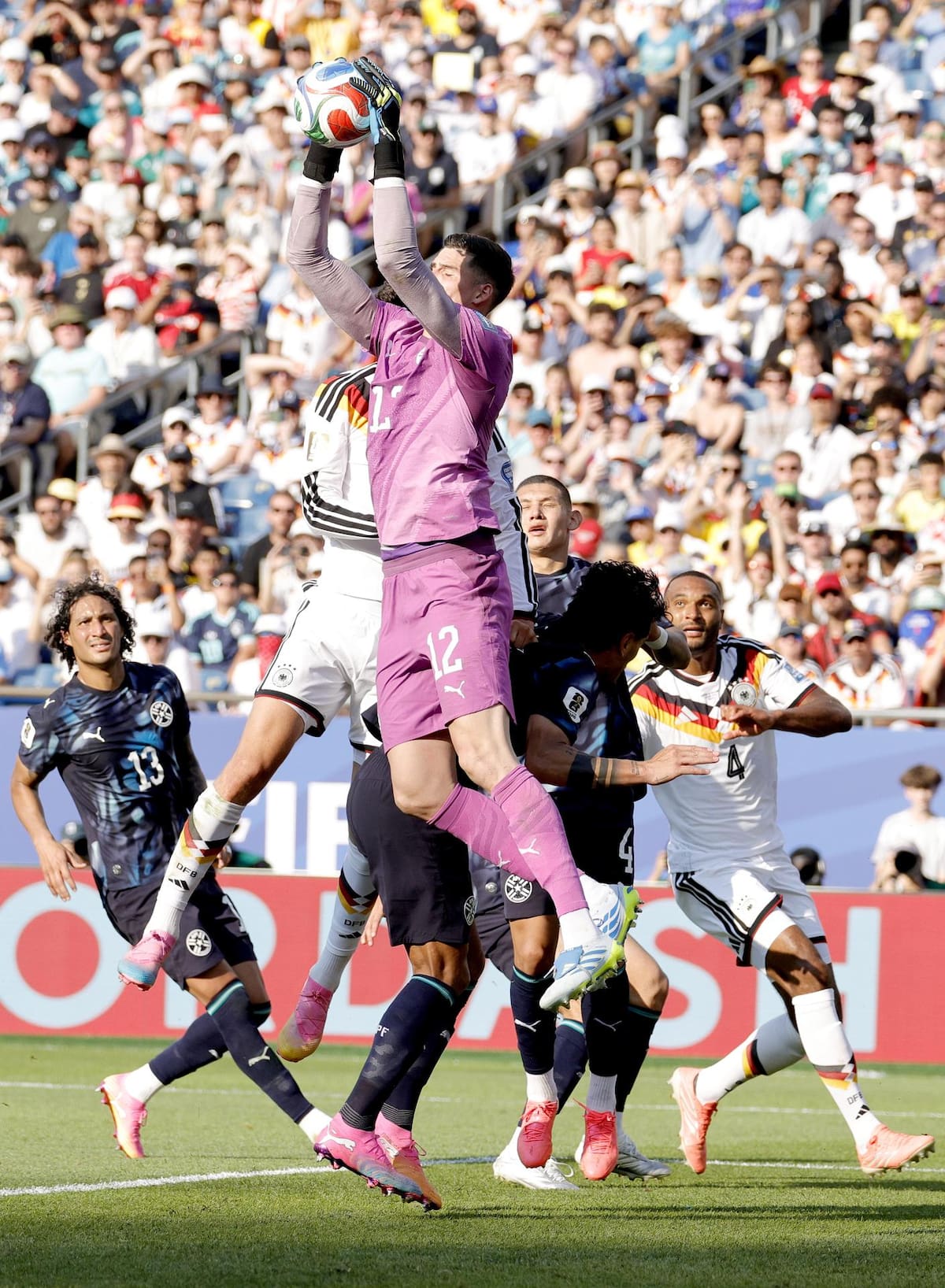 Orlando Gill despeja un balón bajo presión durante el partido entre Paraguay y Alemania por el Mundial 2026. El arquero fue la gran figura de la Albirroja. Foto: EFE