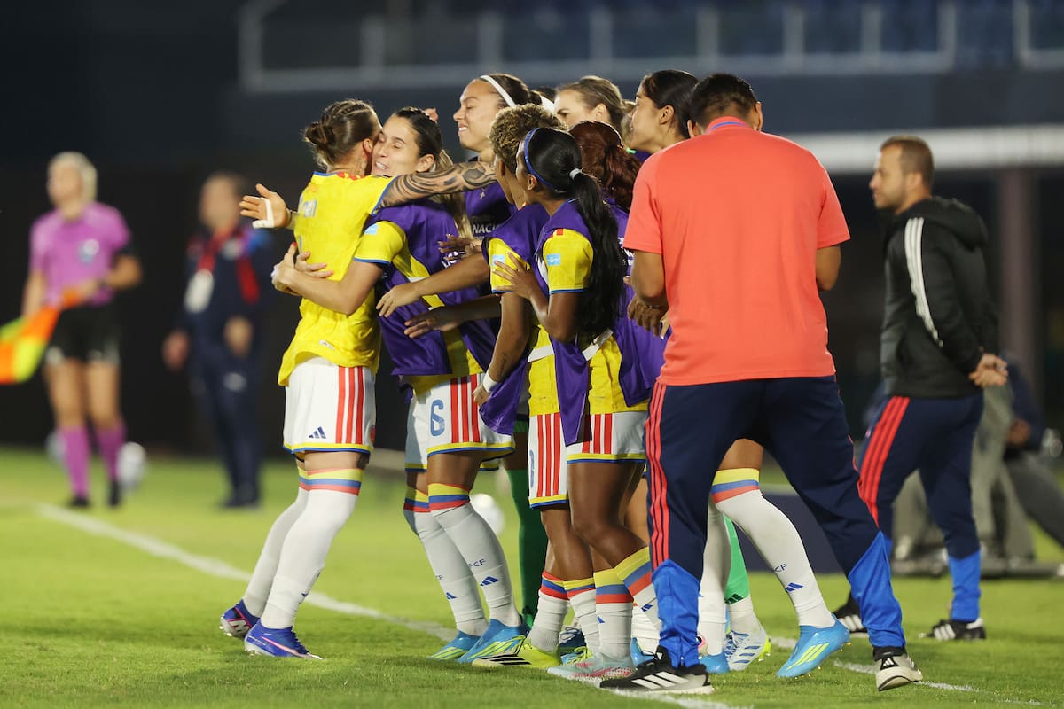 AMDEP6636. ASUNCIÓN (PARAGUAY), 09/06/2026.- Jugadoras de Colombia celebran un gol este martes, en un partido de la Liga de Naciones entre Paraguay y Colombia en el estadio Defensores del Chaco en Asunción (Paraguay). EFE/Juan Pablo Pino