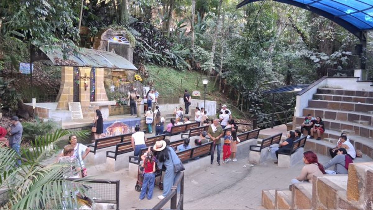 El municipio de Páramo celebra a la Virgen de la Salud con jornada cívica.