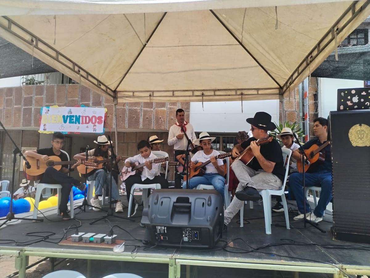 Las presentaciones de música colombiana amenizaron la jornada.