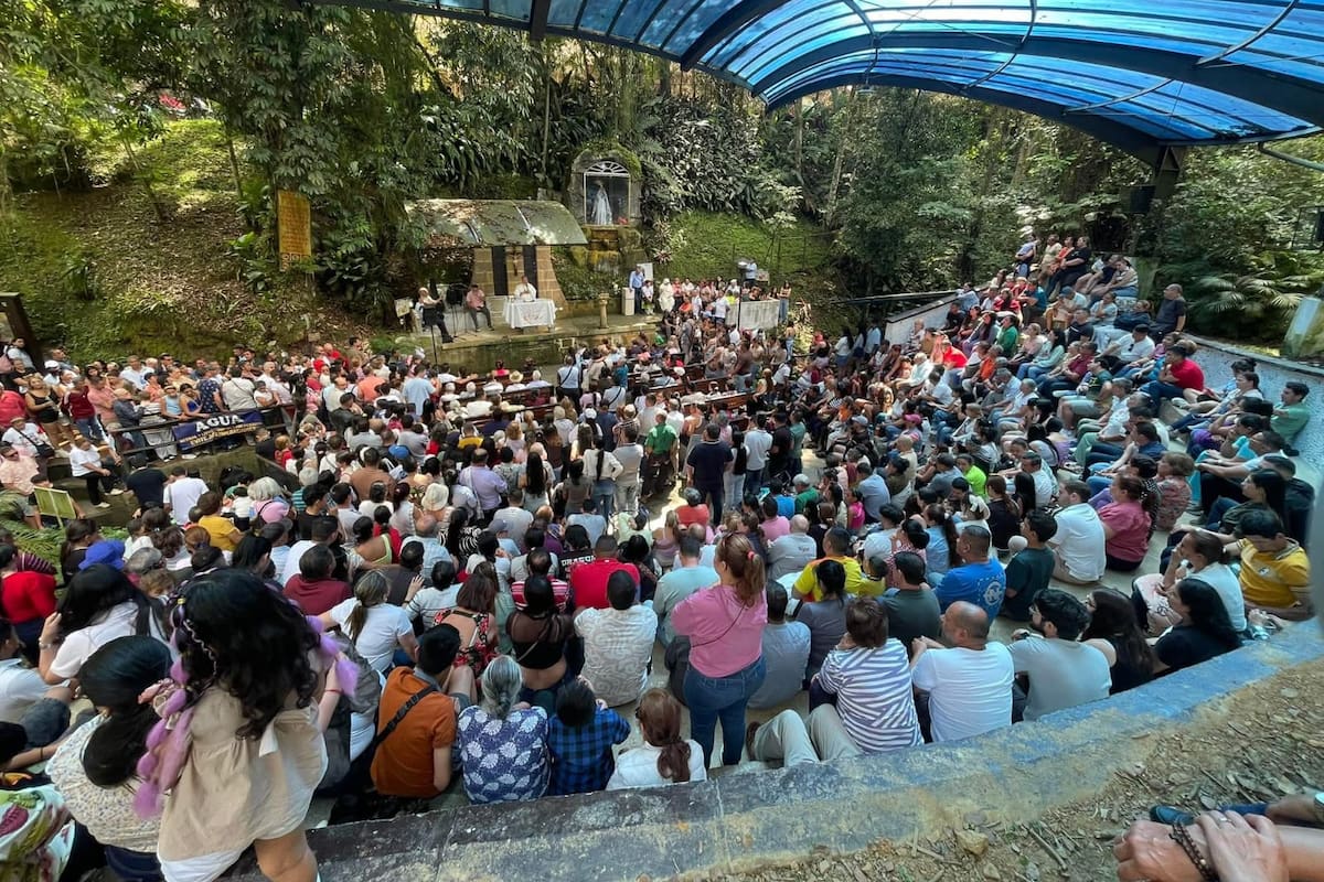 La gruta de la Virgen de la Salud es el principal lugar de romería de los fieles católicos en la provincia Guanentá.