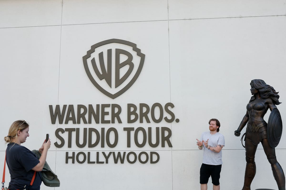 Fotografía de archivo del 21 de octubre de 2025 que muestra a personas posando frente al lugar donde se realiza el recorrido por los estudios Warner Bros. de Burbank, California (EE.UU.). EFE/EPA/CAROLINE BREHMAN /ARCHIVO