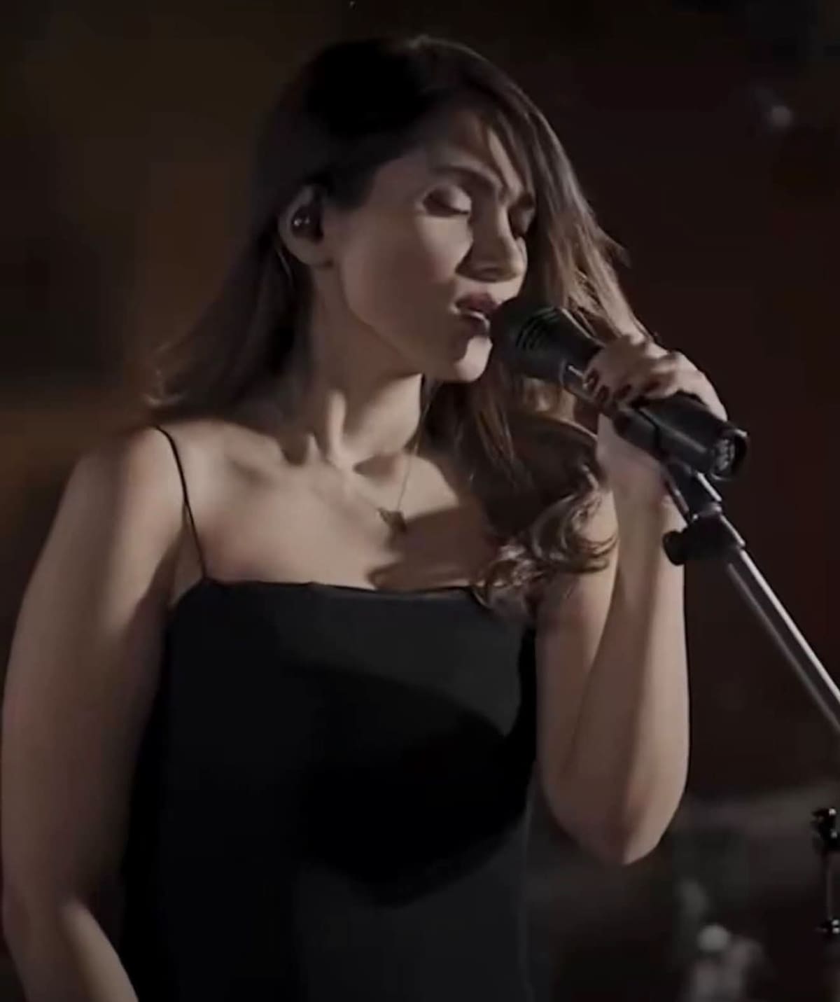 Un concierto sin velo: La sentencia de 74 latigazos contra la cantante iraní Parastoo Ahmadi fue confirmada.