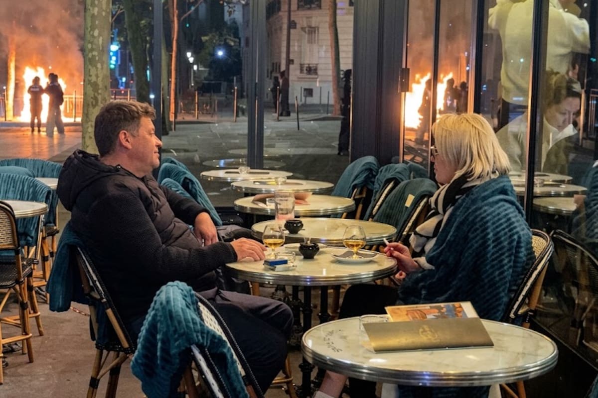 El video viral de una pareja en un bar en medio de los destrozos y saqueos en París. Foto: captura de video