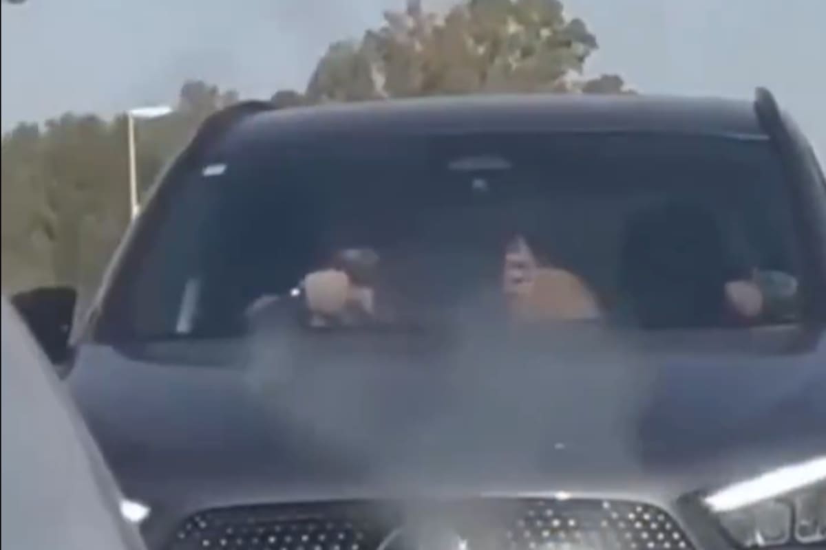 Pareja recibió multa tras ser grabada teniendo relaciones íntimas en un carro en movimiento. | Foto: Tomada de video / Vanguardia.