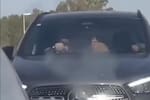 Pareja recibió multa tras ser grabada teniendo relaciones íntimas en un carro en movimiento